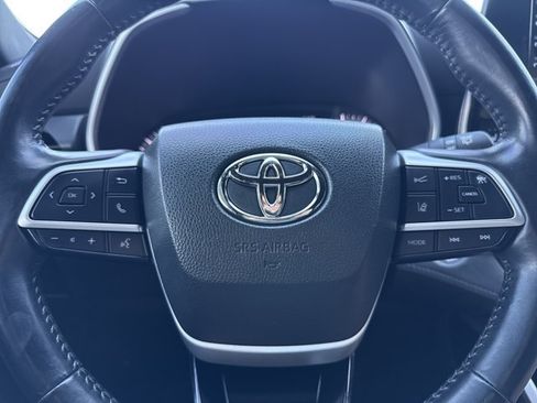 Used 2022 Toyota Highlander XSE FWD image 25