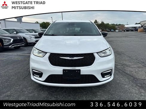Used 2026 Chrysler Pacifica Select FWD image 2