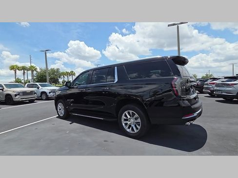 New 2026 Chevrolet Suburban Premier RWD image 23