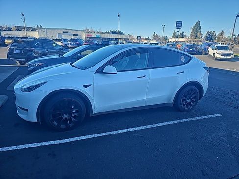 Used 2022 Tesla Model Y Long Range image 2