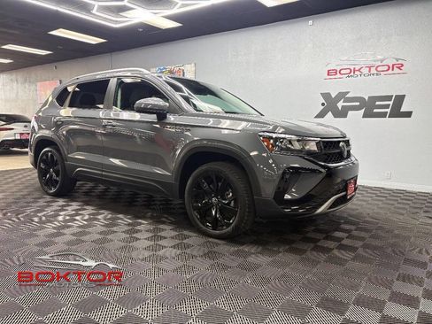 Used 2022 Volkswagen Taos SE image 1