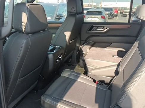 Used 2025 GMC Yukon XL Denali AWD/4WD image 10