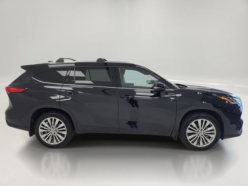 Used 2023 Toyota Highlander Platinum FWD image 4