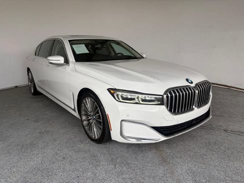 Used 2022 BMW 740i w/ Luxury Rear Seating Package RWD image 2