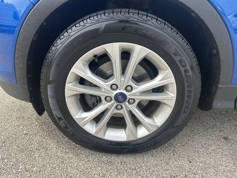 Used 2017 Ford Escape SE w/ Equipment Group 201A image 6