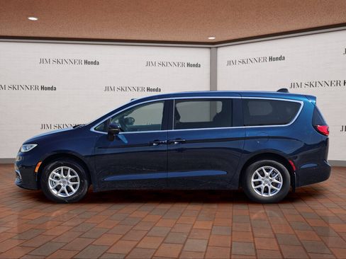 Used 2023 Chrysler Pacifica Touring-L FWD image 13