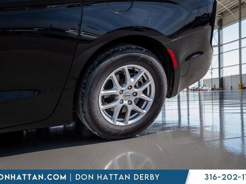 Used 2023 Chrysler Pacifica Touring-L FWD image 38