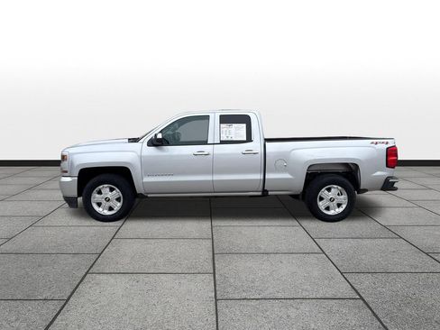 Used 2017 Chevrolet Silverado 1500 Custom w/ Custom Convenience Package AWD/4WD image 2