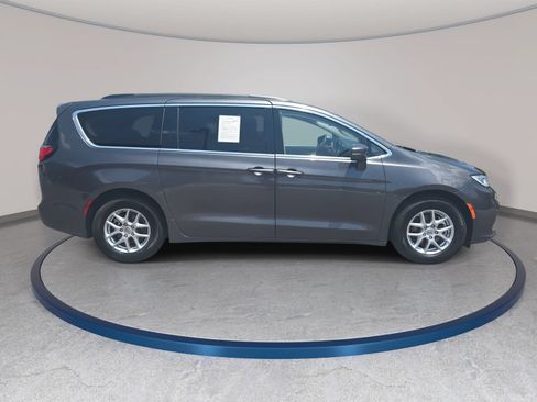 Used 2022 Chrysler Pacifica Touring-L FWD image 4