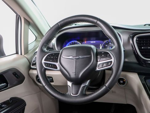 Used 2023 Chrysler Pacifica Touring-L FWD image 12