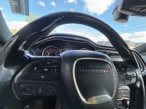 Used 2015 Dodge Challenger SXT RWD image 10