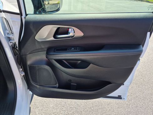 Used 2025 Chrysler Pacifica Select FWD image 32