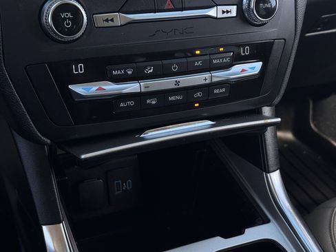 Used 2020 Ford Explorer XLT w/ Equipment Group 202A image 21