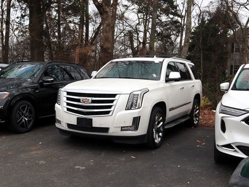 Used 2016 Cadillac Escalade Luxury image 3