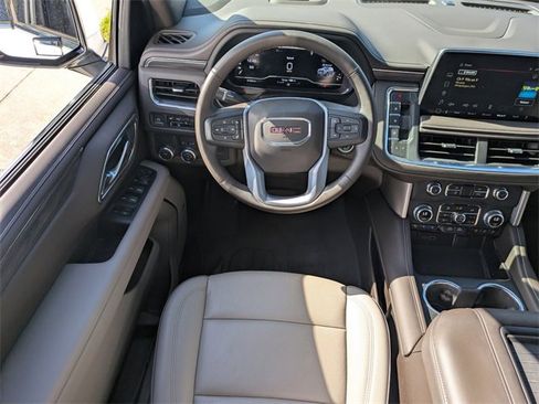 Used 2023 GMC Yukon SLT w/ SLT Luxury Package image 19