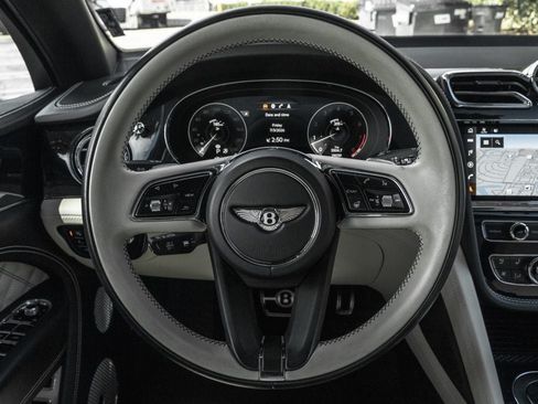 Used 2021 Bentley Bentayga AWD/4WD image 16