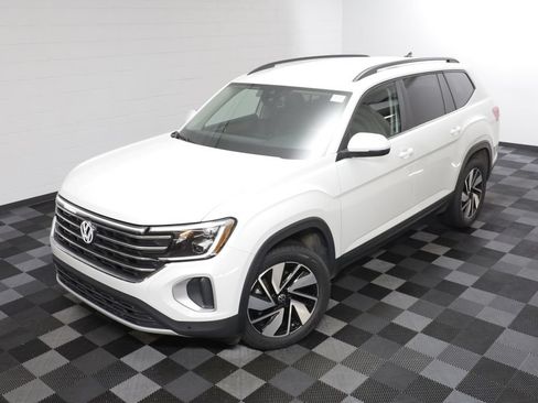 Used 2025 Volkswagen Atlas SE AWD/4WD image 2