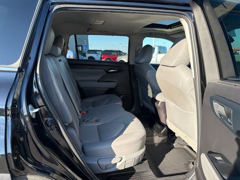 Used 2022 Toyota Highlander XLE AWD/4WD image 19