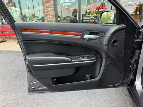 Used 2014 Chrysler 300 w/ Driver Convenience Group image 18
