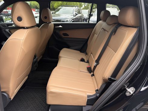 Used 2024 Volkswagen Tiguan SE w/ Panoramic Sunroof Package image 32