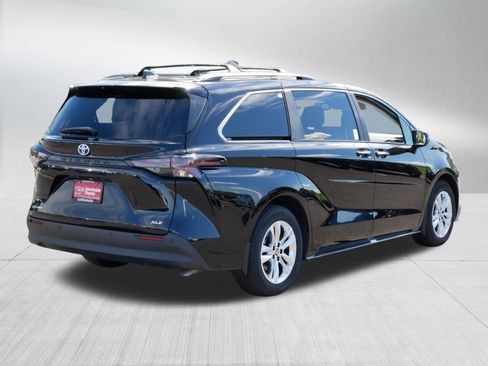 Used 2025 Toyota Sienna XLE w/ XLE Plus Package AWD/4WD image 7