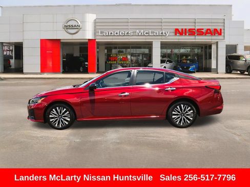 Used 2024 Nissan Altima 2.5 SV FWD image 8
