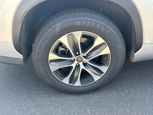 Used 2022 Toyota Highlander XLE FWD image 5