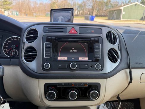 Used 2011 Volkswagen Tiguan S image 20