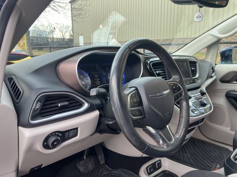 Used 2019 Chrysler Pacifica Touring Plus w/ Cold Weather Group image 11