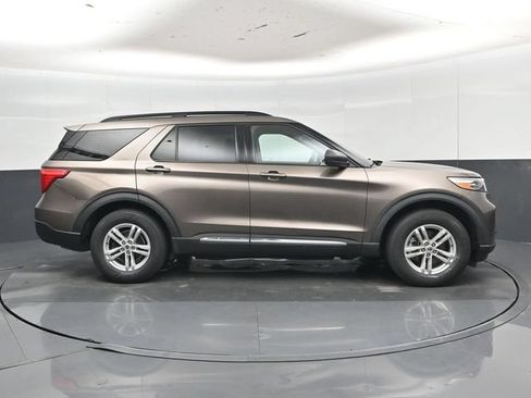 Used 2021 Ford Explorer XLT w/ Equipment Group 202A AWD/4WD image 2