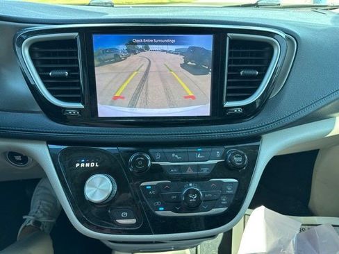 Used 2021 Chrysler Pacifica Touring w/ Uconnect Theater Family Group FWD image 24