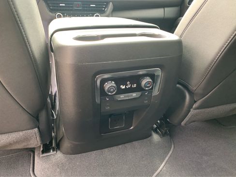 Used 2025 Chevrolet Suburban Z71 image 27