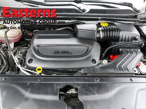 Used 2023 Chrysler Pacifica Touring-L image 7