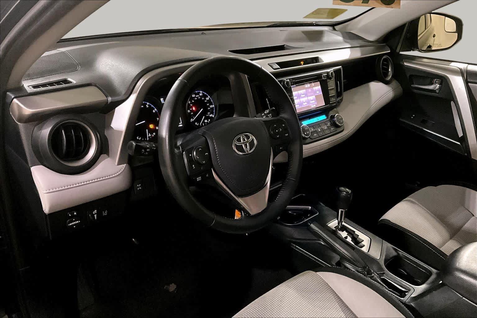 Used 2017 Toyota RAV4 XLE AWD/4WD image 17