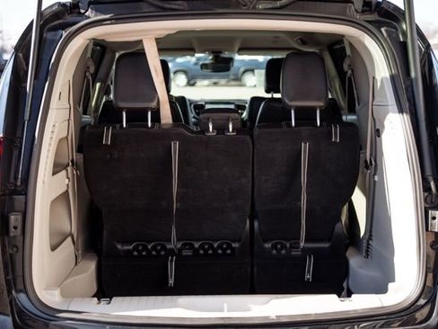 Used 2024 Chrysler Pacifica Touring-L image 9