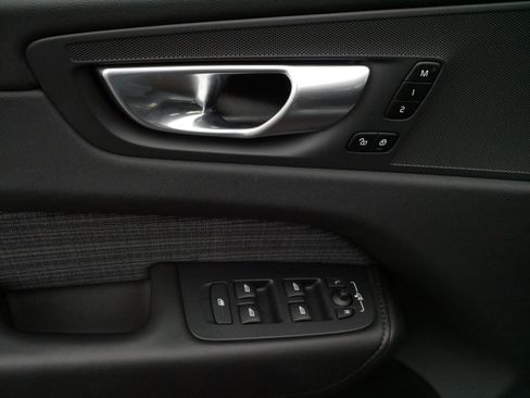 Used 2023 Volvo XC60 B5 Core image 19