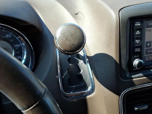 Used 2011 Chrysler Town & Country Limited image 23