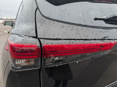 Used 2021 Toyota Highlander XLE image 17