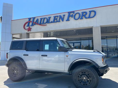 New 2026 Ford Bronco Badlands w/ Sasquatch Package AWD/4WD image 1