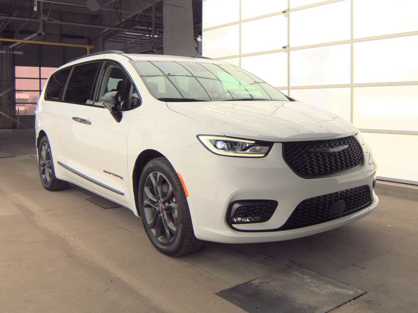 Used 2024 Chrysler Pacifica Touring-L w/ Road Tripper Package FWD image 2