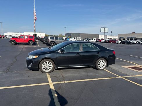 Used 2014 Toyota Camry XLE w/ Leather Package FWD image 2