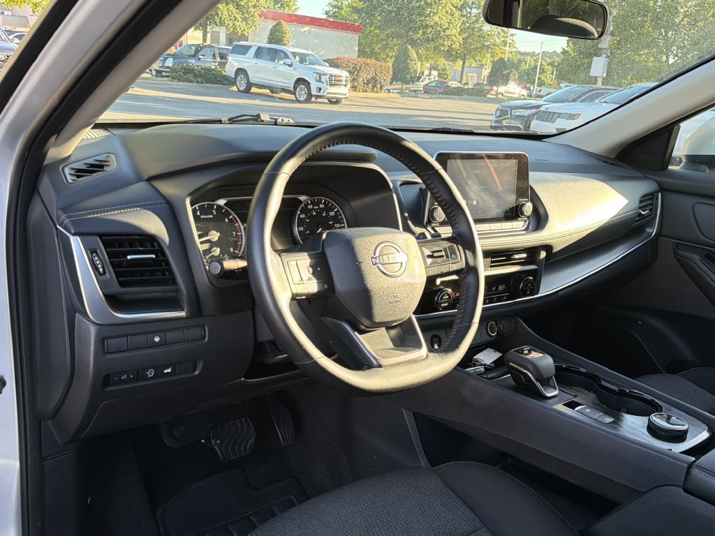 Used 2025 Nissan Rogue SV AWD/4WD image 10