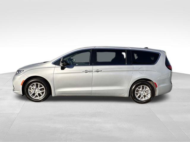 Used 2026 Chrysler Pacifica Select FWD image 3