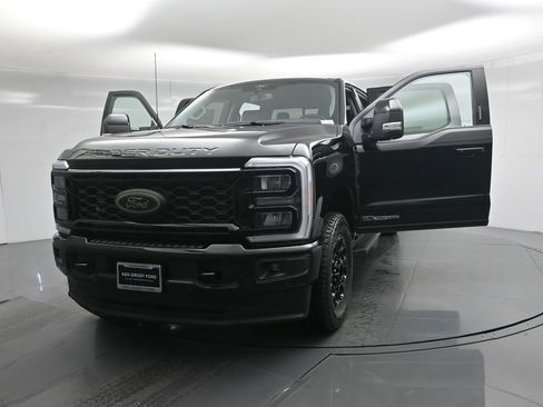 New 2026 Ford F250 Lariat w/ Black Appearance Package image 30