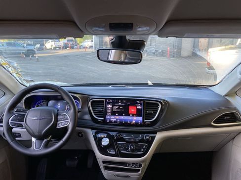 Used 2024 Chrysler Pacifica Limited FWD image 11