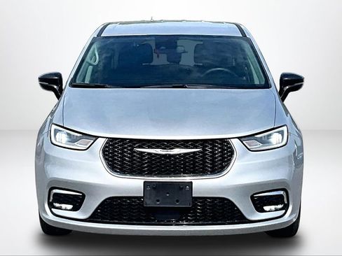 Used 2024 Chrysler Pacifica Touring-L FWD image 4