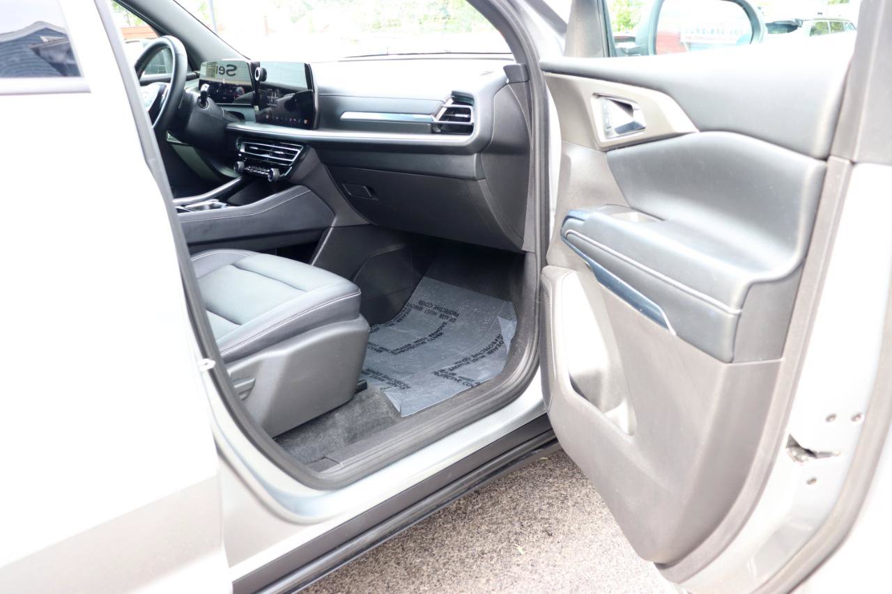 Used 2025 Chevrolet Traverse LT FWD image 17