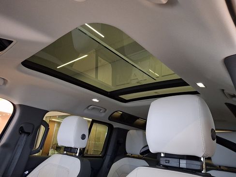 New 2026 Land Rover Defender 110 X-Dynamic SE image 12