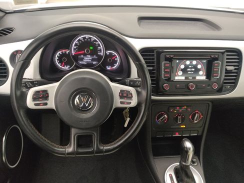 Used 2015 Volkswagen Beetle 1.8T Classic FWD image 22