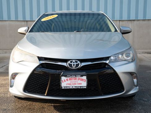 Used 2016 Toyota Camry SE w/ Moonroof Package FWD image 3